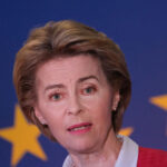 ursula von der leyen a acordat primul ajutor unui pasager care a suferit o urgenta medicala in timpul zborului sefa ce este medic 673ef8ece704f