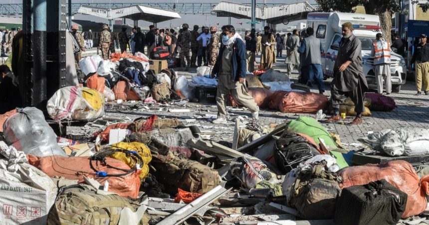 Atentat cu bombă într-o gară din Pakistan: cel puțin 25 de morți și zeci de răniți în urma atacului. 1 video atentat cu bomba intr o gara din pakistan cel putin 25 de morti si zeci de raniti in urma atacului 672f29c54b295