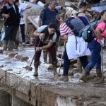 Au parcurs kilometri pentru a ajuta sinistrații. Imagini devenite virale ale mobilizării voluntarilor după prăpădul din Spania. 2 video au parcurs kilometri pentru a ajuta sinistratii imagini devenite virale ale mobilizarii voluntarilor dupa prapadul din spania 6725b250467b3