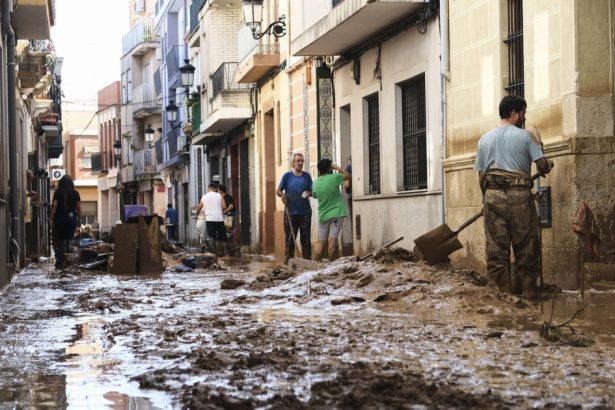 video exclusiv in mijlocul dezastrului din spania oameni ramasi fara apa si alimente in timp ce regiunea e amenintata de o noua furtuna 6724c0ad5d15d