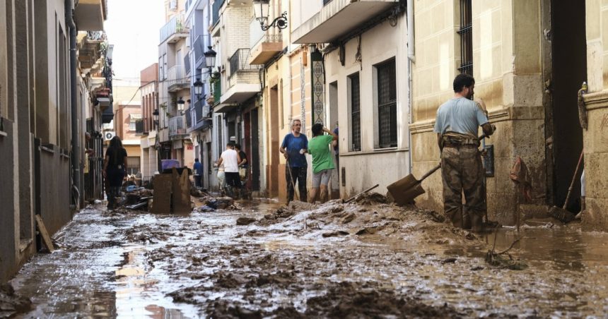 În mijlocul dezastrului din Spania: oameni rămași fără apă și alimente, în timp ce regiunea este amenințată de o nouă furtună 1 video exclusiv in mijlocul dezastrului din spania oameni ramasi fara apa si alimente in timp ce regiunea e amenintata de o noua furtuna 6724c0ad5d15d
