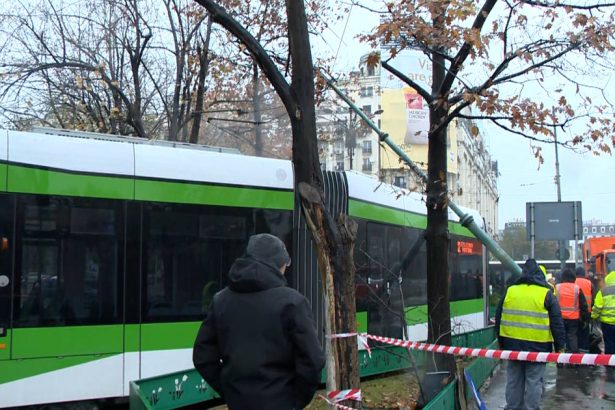 video incident grav in piata unirii un stalp metalic a cazut peste un tramvai de pe linia 32 circulatia tramvaielor restrictionata 67333343ac01a