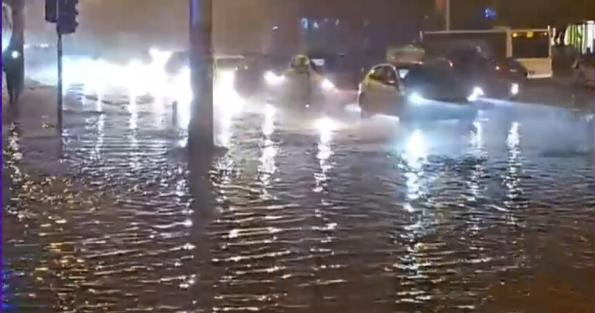video inundatie in bucuresti in apropierea statiei de metrou titan o strada este acoperita de apa dupa ce o conducta s a spart 673c4df9ae05f