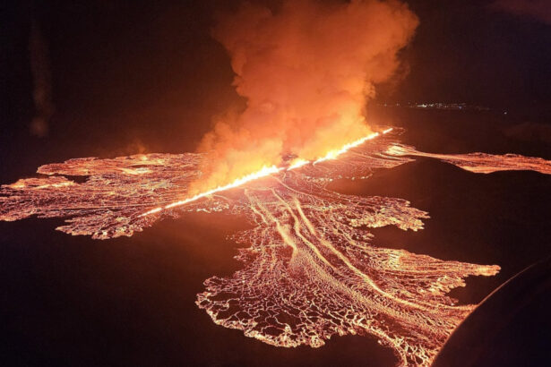 video lava provenita de la eruptia unui vulcan a inghitit parcarea unui celebru centru spa geotermal din islanda 67406ca037feb
