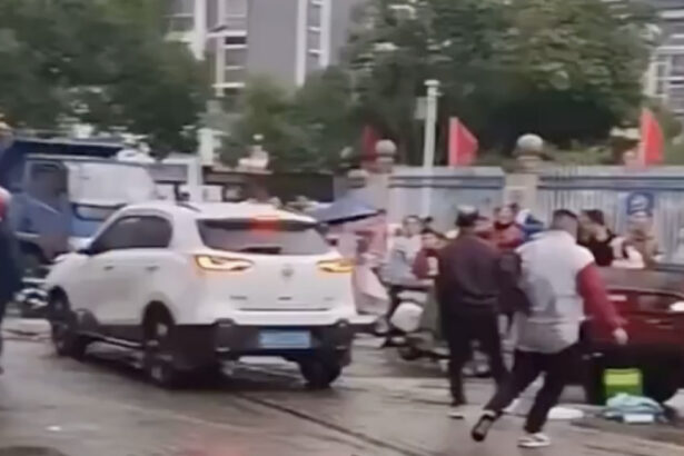 video mai multi elevi au fost raniti dupa ce o masina a intrat in multime in fata unei scoli din china 673c31bd56332