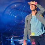 video momentul in care solistul coldplay chris martin cade intr o gaura din scena in timpul unui concert la melbourne 672899fcd256a