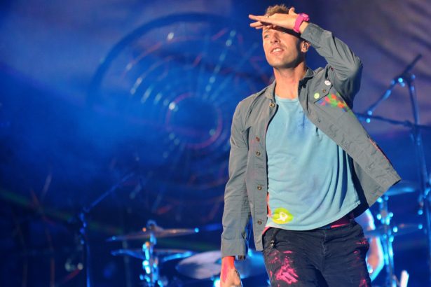 video momentul in care solistul coldplay chris martin cade intr o gaura din scena in timpul unui concert la melbourne 672899fcd256a