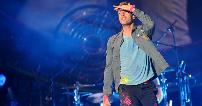 video momentul in care solistul coldplay chris martin cade intr o gaura din scena in timpul unui concert la melbourne 672899fcd256a