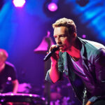 video momentul in care solistul coldplay chris martin opreste concertul din sydney pentru a salva un copil strivit de multime 6746e7d1287fb