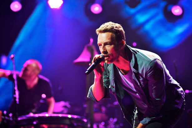 video momentul in care solistul coldplay chris martin opreste concertul din sydney pentru a salva un copil strivit de multime 6746e7d1287fb