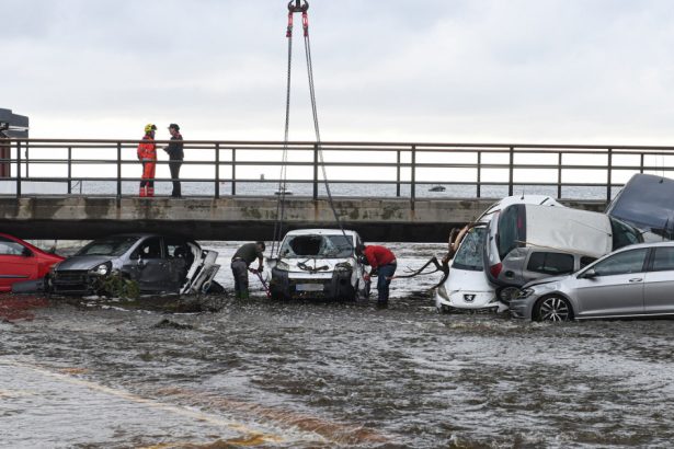 video noi inundatii au lovit spania de data aceasta in apropiere de girona apele au purtat cu ele masini care au blocat un pod 672e07231d17d