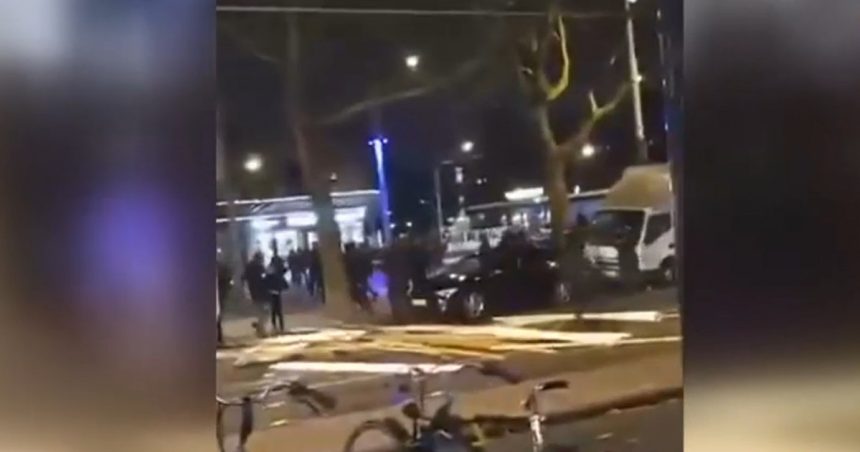 Noi violențe în Amsterdam după atacul asupra suporterilor israelieni ai echipei Maccabi Tel-Aviv. A fost decretată stare de urgență. 1 video noi violente in amsterdam dupa atacul asupra fanilor israelieni ai echipei maccabi tel aviv a fost decretata stare de urgenta 67331a432a315