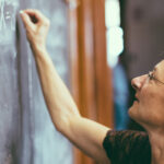 Numărul profesorilor pensionari la catedră, în creștere în ultimii ani. „Te simți util și asta te face să fii mai tânăr” 3 video numarul profesorilor pensionari la catedra in crestere in ultimii ani te simti util si asta te face sa fii mai tanar 6746ba2fd5a68