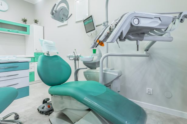 video o femeie ar fi furat produse medicale dintr un spital din capitala acestea erau apoi vandute de sotul ei in cabinete stomatologice 673778016ad81
