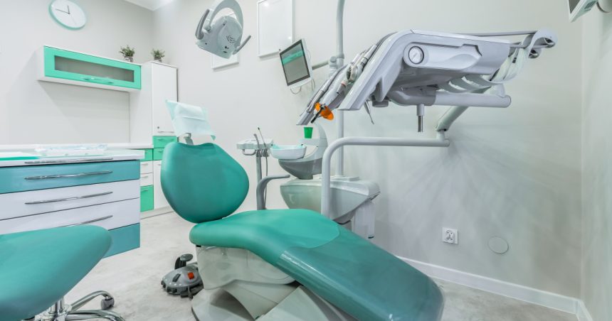 O femeie ar fi sustras produse medicale dintr-un spital din Capitală, iar soțul ei le vindea în cabinete stomatologice. 1 video o femeie ar fi furat produse medicale dintr un spital din capitala acestea erau apoi vandute de sotul ei in cabinete stomatologice 673778016ad81