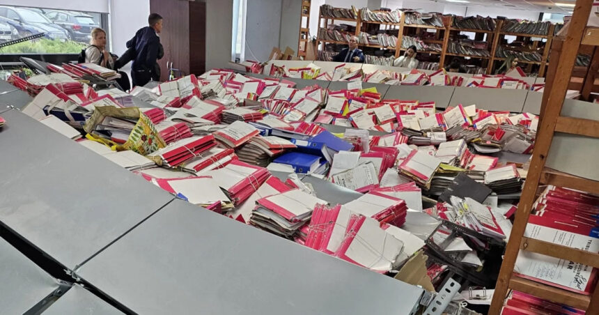 O grefieră de la Tribunalul Bucureşti a fost „îngropată sub un morman de dosare şi metal”, după ce rafturile de arhivă s-au prăbuşit peste ea. 1 video o grefiera de la tribunalul bucuresti a fost ingropata sub un morman de dosare si metal dupa ce rafturi de arhiva au cazut peste ea 673c6ec2cffa7