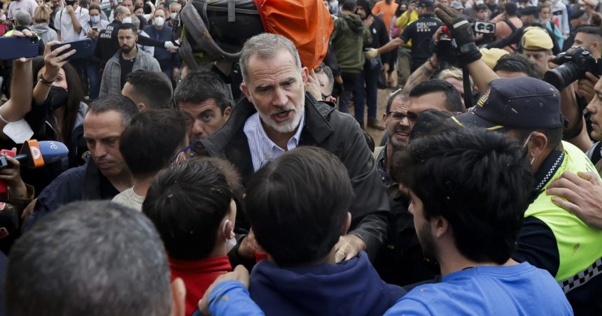 video prima reactie a regelui felipe al spaniei dupa ce a fost huiduit si stropit cu noroi de oamenii afectati de inundatii 6727e4d0427bc