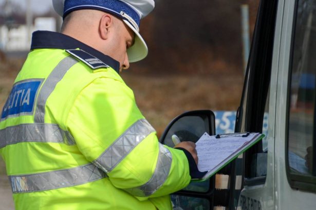 video printul cu antemergator a ramas 6 luni fara permis pentru ca s a tinut dupa o masina de politie care mergea cu girofarul aprins 672b5cdf13954