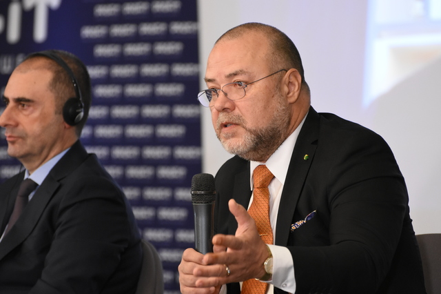 Profit Financial.forum - Florin Dănescu, Președinte ARB: Responsabilitatea politică este strâns legată de responsabilitatea economică. Adesea suntem criticați că generăm impredictibilitate, deși nu este vina noastră. 1 video profit financial forum florin danescu presedinte arb responsabilitatea politica merge mana in mana cu responsabilitatea economica de multe ori suntem criticati ca am fi distribuitori 6748811b9e096