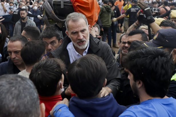 video regele felipe al vi lea se va reintoarce in valencia regiune lovita de inundatii dupa ce lumea l a huiduit si a aruncat cu noroi 67345a3020828