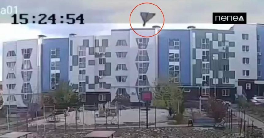 Rușii se bombardează singuri. O dronă Shahed a ratat trecerea graniței în Ucraina și a distrus un bloc de locuințe în Belgorod. 1 video rusii se bombardeaza singuri o drona shahed nu a mai trecut granita in ucraina si a facut praf un bloc de locuinte in belgorod 67321d224432d