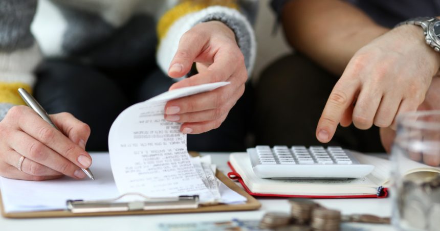 Salariul mediu, insuficient în România. Cum reușește o familie de antreprenori cu doi copii să gestioneze un venit de 15.000 de lei pe lună. 1 video salariul mediu prea mic in romania cum se descurca o familie de antreprenori cu doi copii care incaseaza 15 000 de lei lunar 67343b7aee2fd