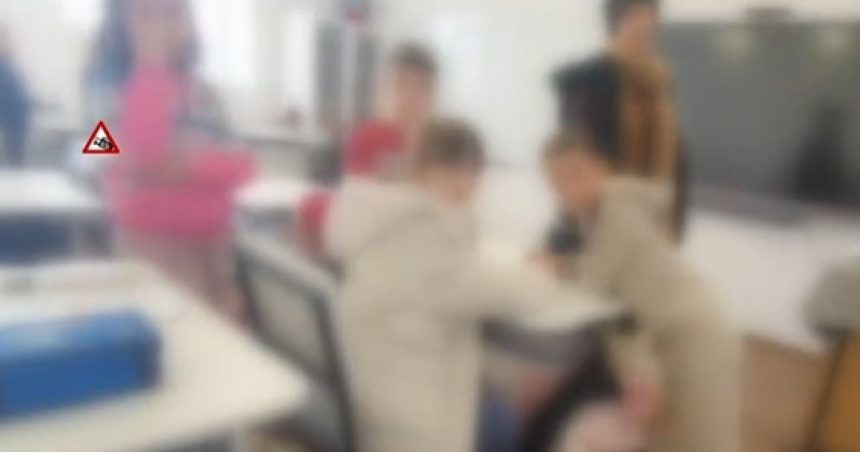 Școli fără căldură în prag de iarnă. Cum învață zeci de copii din Gorj în săli de clasă cu calorifere reci. 1 video scoli fara caldura in prag de iarna cum invata zeci de copii din gorj in sali de clasa cu calorifere reci 6735a2cf606f8