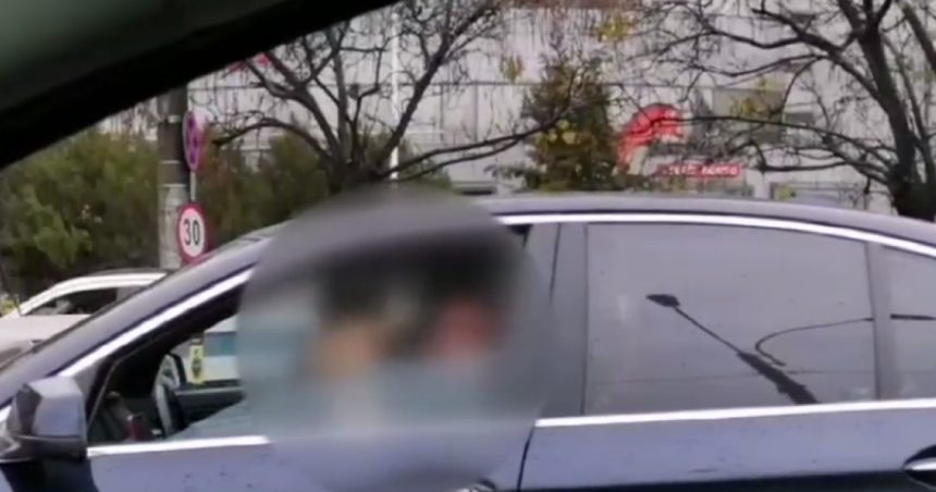 Șofer surprins cu un copil în brațe la volan. Ce amendă riscă bucureșteanul căutat acum de poliție. 1 video sofer filmat cu un copil in brate la volan ce amenda risca bucuresteanul cautat acum de politie 673628655ca36