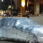 video spaniolii isi invelesc masinile cu folie de plastic si le ancoreaza de stalpi pentru a le proteja de viituri 67361a4de2799