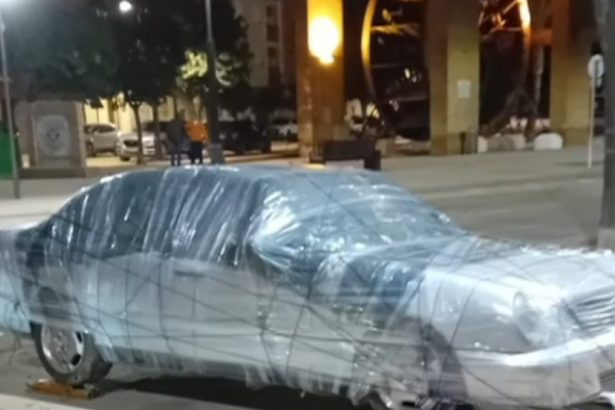 video spaniolii isi invelesc masinile cu folie de plastic si le ancoreaza de stalpi pentru a le proteja de viituri 67361a4de2799