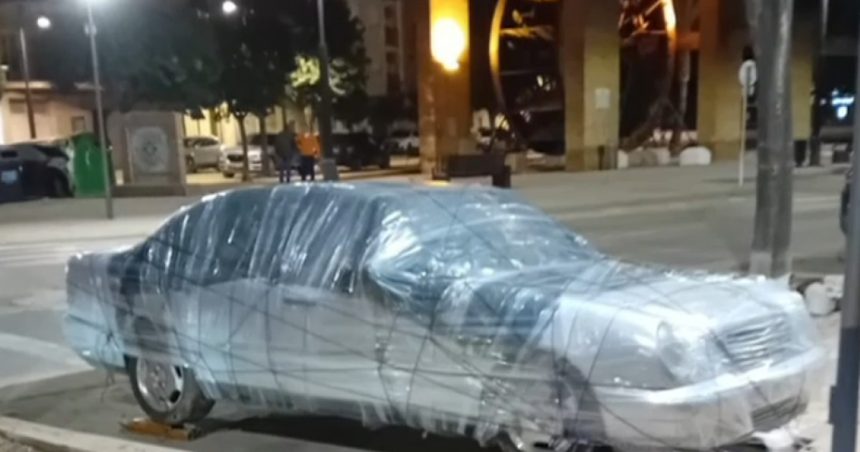 video spaniolii isi invelesc masinile cu folie de plastic si le ancoreaza de stalpi pentru a le proteja de viituri 67361a4de2799
