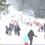 video statiunile de la munte luate cu asalt de turisti dupa prima ninsoare consistenta salvamontistii avertizeaza asupra pericolelor 674243beb620f