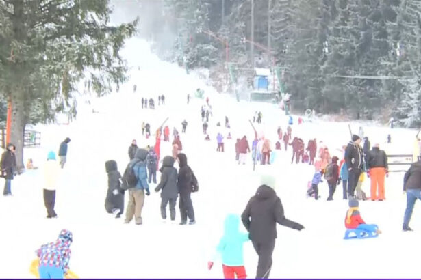 video statiunile de la munte luate cu asalt de turisti dupa prima ninsoare consistenta salvamontistii avertizeaza asupra pericolelor 674243beb620f
