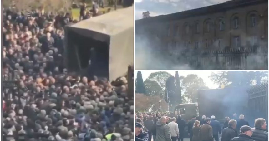 Sute de protestatari au asediat clădirea Parlamentului în regiunea separatistă prorusă Abhazia din Georgia. 1 video sute de protestatari au luat cu asalt cladirea parlamentului in regiunea separatista prorusa abhazia din georgia 6737846a82b08