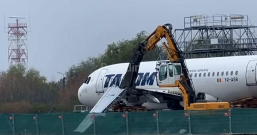 TAROM a retras din serviciu patru aeronave A318, dintre care două sunt tăiate în fața hangarului de la Otopeni. 1 video tarom a scos din serviciu patru aeronave a318 doua sunt taiate in fata hangarului de la otopeni 673501172f1b1