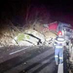 video trafic rutier blocat mai multe stanci au cazut pe carosabil si peste un tir doi oameni sunt raniti 674a2e26c85cc