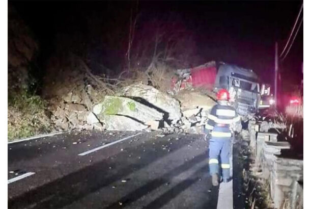 video trafic rutier blocat mai multe stanci au cazut pe carosabil si peste un tir doi oameni sunt raniti 674a2e26c85cc