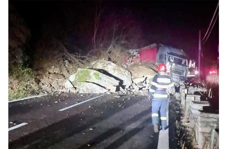 Trafic rutier BLOCAT: Mai multe stânci au căzut pe carosabil și peste un tir, provocând răniți. 1 video trafic rutier blocat mai multe stanci au cazut pe carosabil si peste un tir doi oameni sunt raniti 674a2e26c85cc