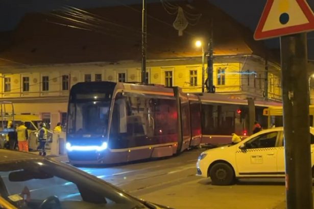 video un tramvai din timisoara a sarit de pe linii si a ajuns pe trotuar imagini surprinse dupa incident 6737025eb9ba2
