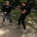 video un vlogger a demascat mai multi romani care pacaleau turistii cu jocul alba neagra la turnul eiffel inchide camera 67332bd7b88f6