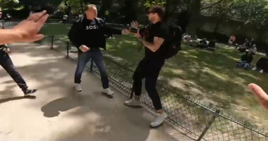 video un vlogger a demascat mai multi romani care pacaleau turistii cu jocul alba neagra la turnul eiffel inchide camera 67332bd7b88f6