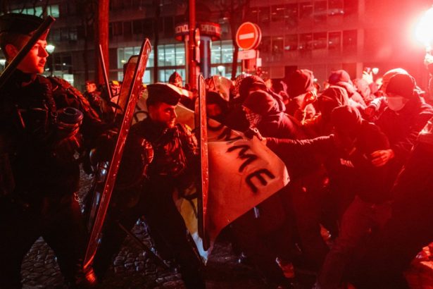 video violente la paris protestatari iesiti in strada impotriva unei gale pro israel s au batut cu fortele de ordine 6735db0b9760d