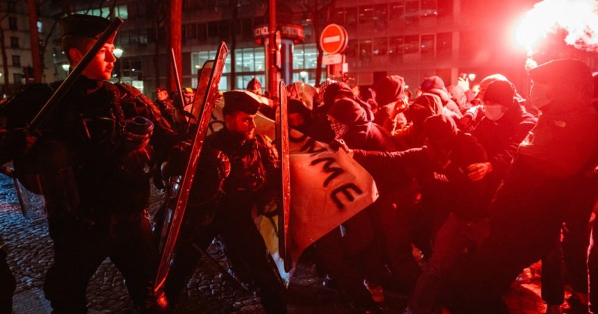 video violente la paris protestatari iesiti in strada impotriva unei gale pro israel s au batut cu fortele de ordine 6735db0b9760d