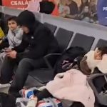 video zeci de romani sunt blocati pe aeroport in budapesta dupa ce avionul in care se aflau a fost redirectionat 672483f7d33a6