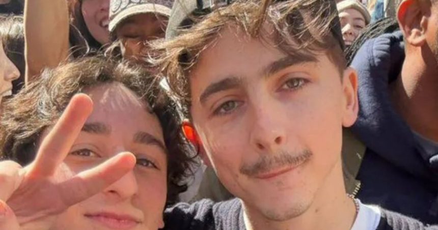videofoto aparitie surpriza a actorului timothee chalamet la un concurs de sosii cum au reactionat sutele de fani 672488afe9f67