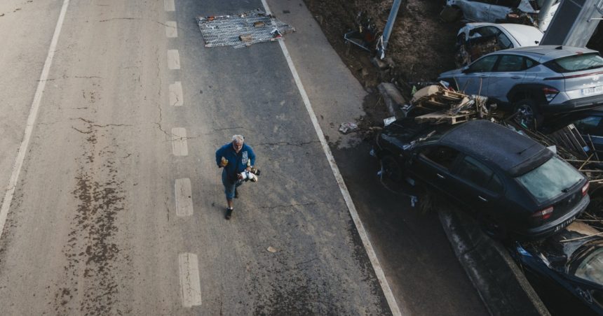 „Simt atâta neputință”. Mărturiile dramatice ale persoanelor afectate de inundațiile devastatoare din Spania 1 videofoto simt atata neputinta marturiile dramatice ale oamenilor loviti de inundatiile mortale din spania 6724a24b8e4d0