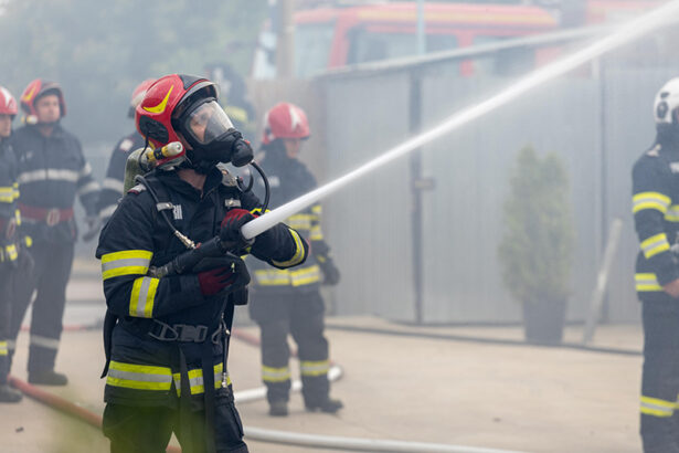 a luat foc acoperisul unei scoli fochistul a fost grav ranit 67516acd3448e