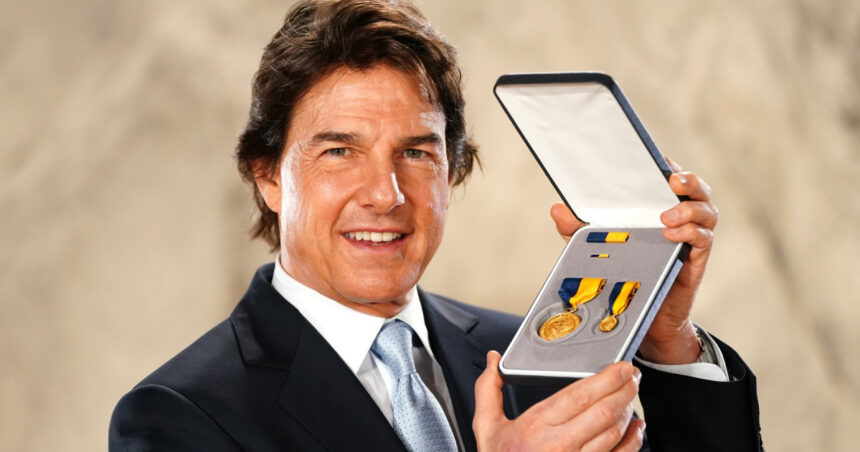 Actorul Tom Cruise a primit cea mai înaltă distincție civilă a Marinei SUA. 1 actorul tom cruise a fost decorat cu cea mai inalta distinctie civila a marinei sua 676b946159e71