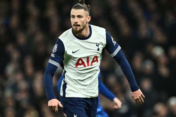 anunt ingrijorator pentru radu dragusin tottenham e gata sa ia o decizie drastica dupa ce romanul a ramas singurul fundas central din lot 675ad8b62b0c2