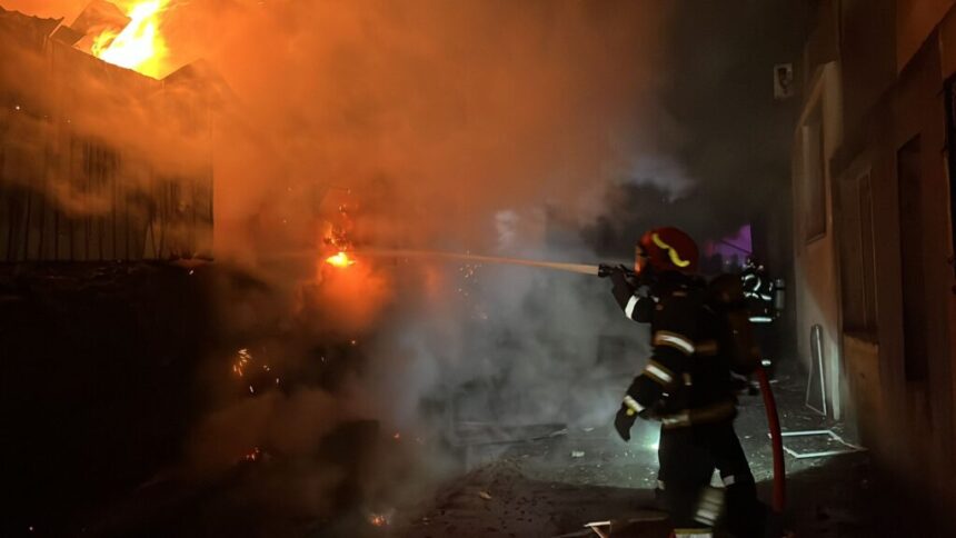 arde un grajd in satul movilita comuna topraisar in interior se afla mai multe animale 676054cdba632